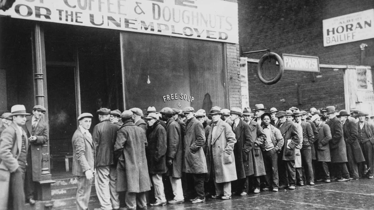 Unemployed men queued outside a depression soup kitchen opened in Chicago by Al Capone. February, 1931 (US National Archives)