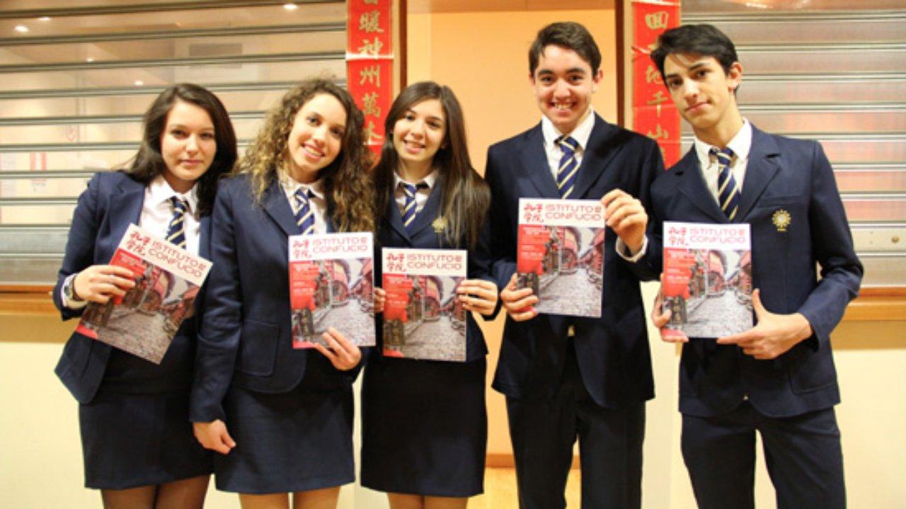 Students of Convitto Nazionale "Vittorio Emanuele II" di Roma holding the magazine Instituto Confucio. 2019 (Photo via hanban.org)