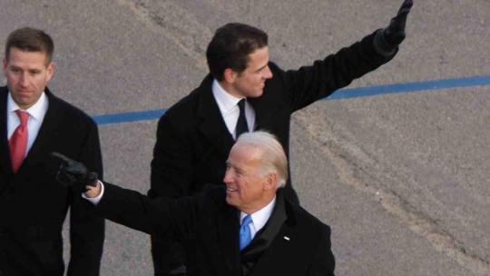 Joe and Hunter Biden during the 2009 presidential inauguration of Obama. Washington, DC. January 20, 2009 (Ben Stanfield / Flickr / CC BY-SA 2.0 )
